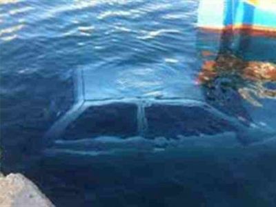 Προσπάθειες απεγκλωβισμού οδηγού που έπεσε στο λιμάνι